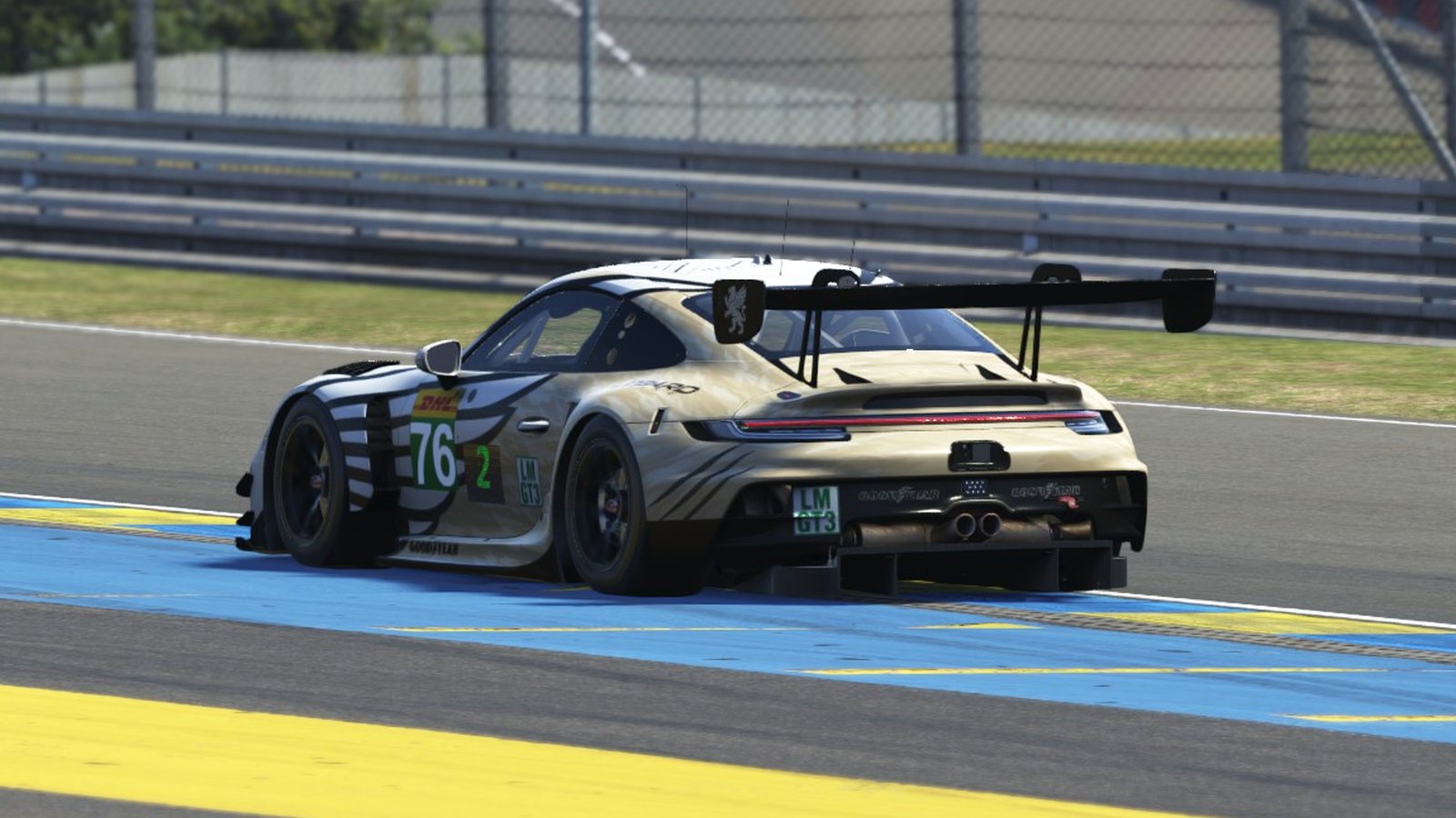 Porsche 911 GT3 R (992) — tres cuartos trasero