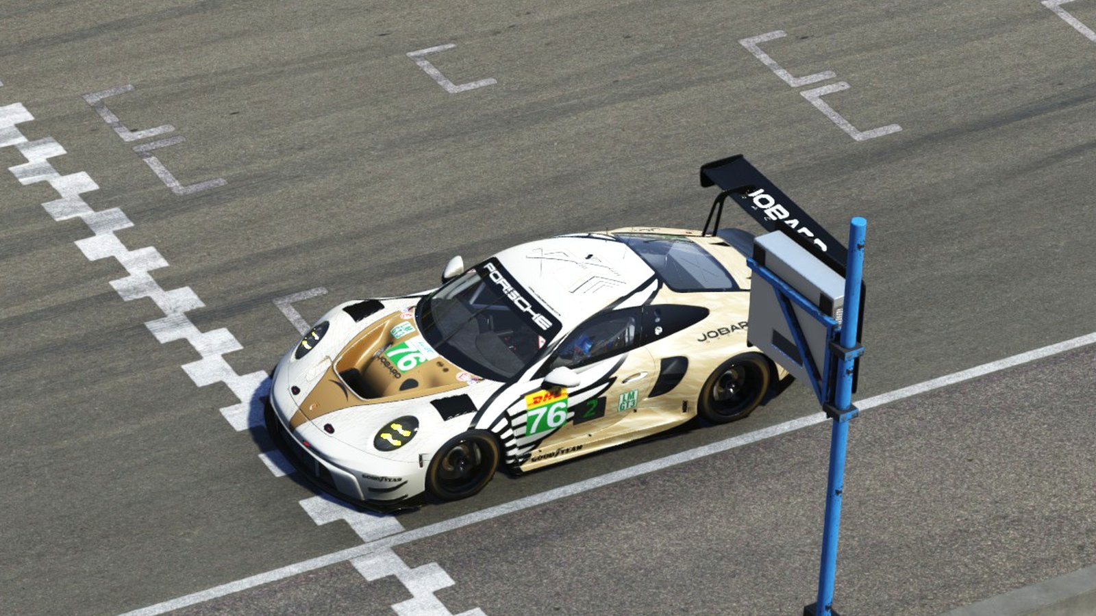 Porsche 911 GT3 R (992) — vista cenital sobre la línea de llegada
