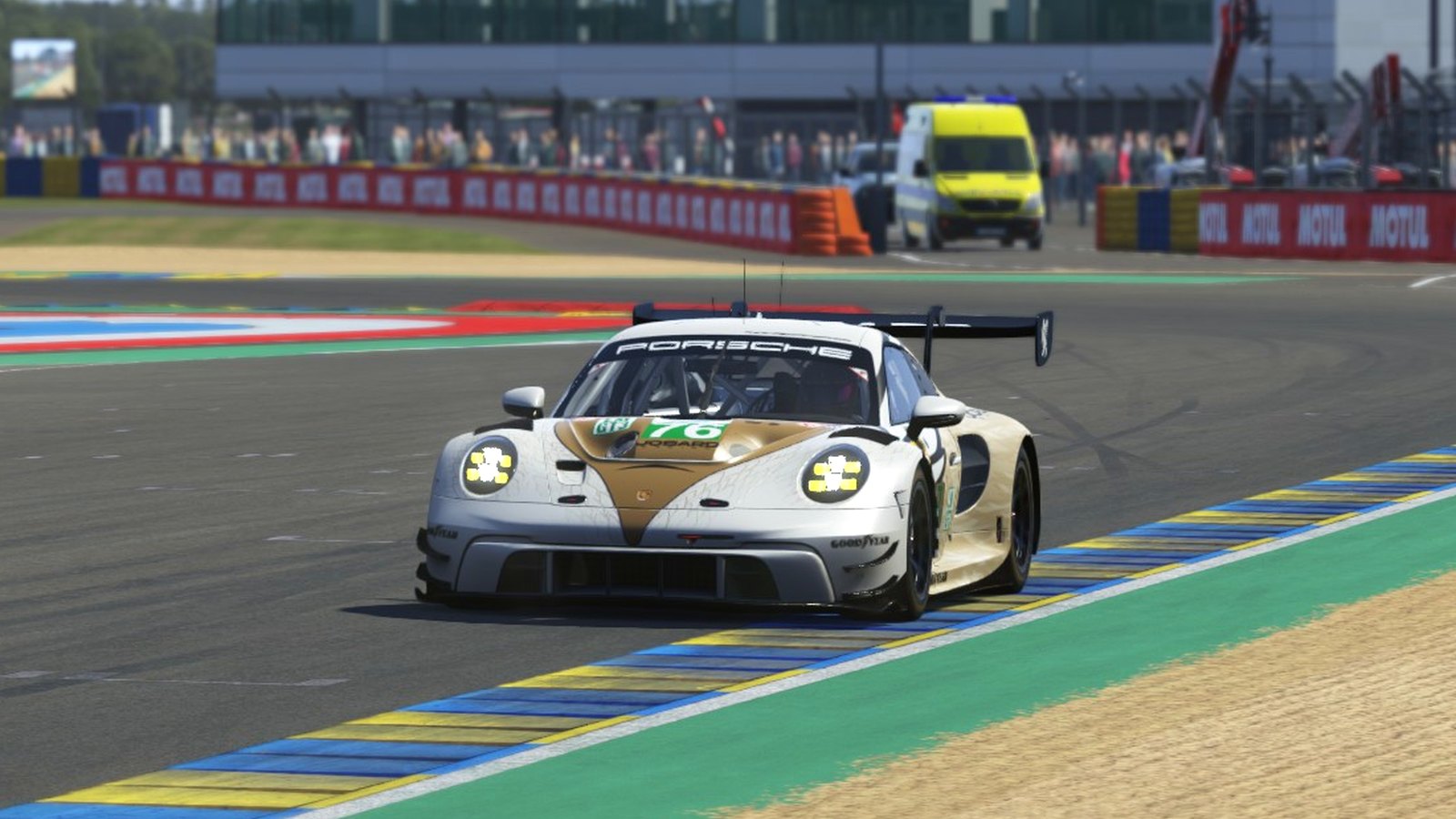 Porsche 911 GT3 R (992) — frontal, tribunas de Le Mans