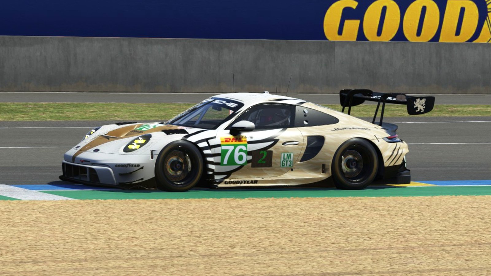 Porsche 911 GT3 R (992) — perfil, frente a las tribunas